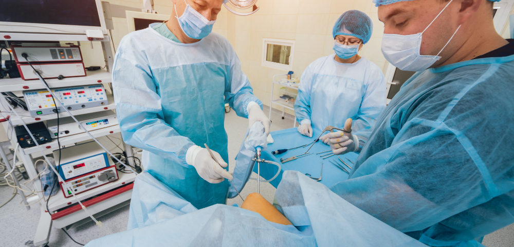 Lekarze wykonujący artroskopię kolana