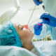Kobieta w trakcie zabiegu endoskopowej operacji zatok